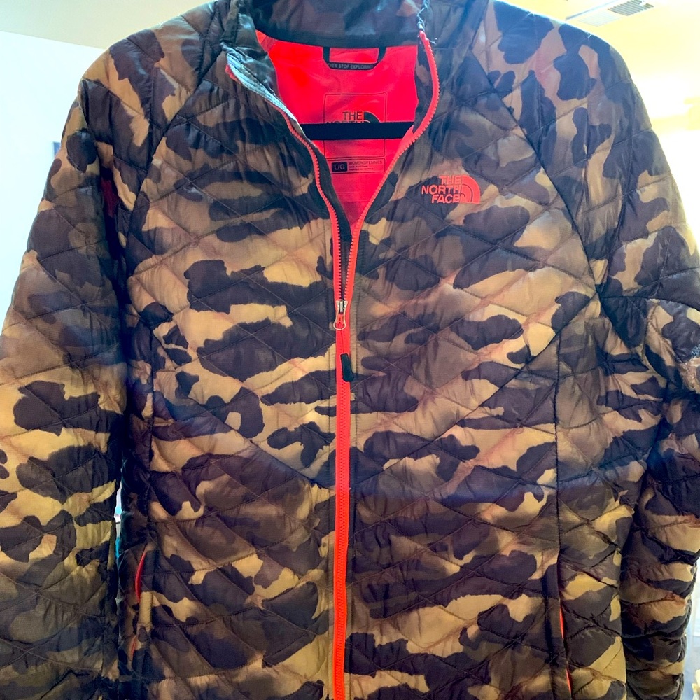Women north face jacket. Size large